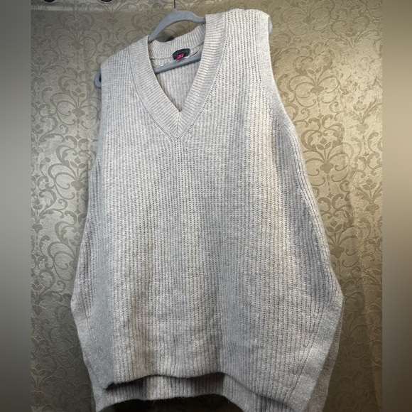 Vince Camuto Sweater Vest - Picture 2 of 3